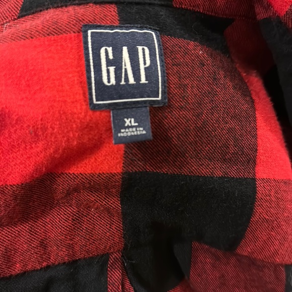 🖤GAP❤️ red and black buffalo check button up, size XL - Picture 2 of 5